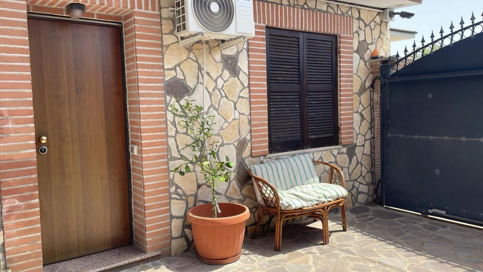 Ground Floor Studio - Monolocale Max 2 Ospiti - Fiumicino Aeroporto E Fiera - Self Check-In Apartment Exterior photo